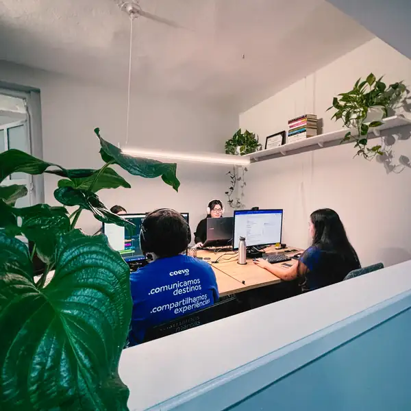Analistas acompanhando campanhas dos hotéis