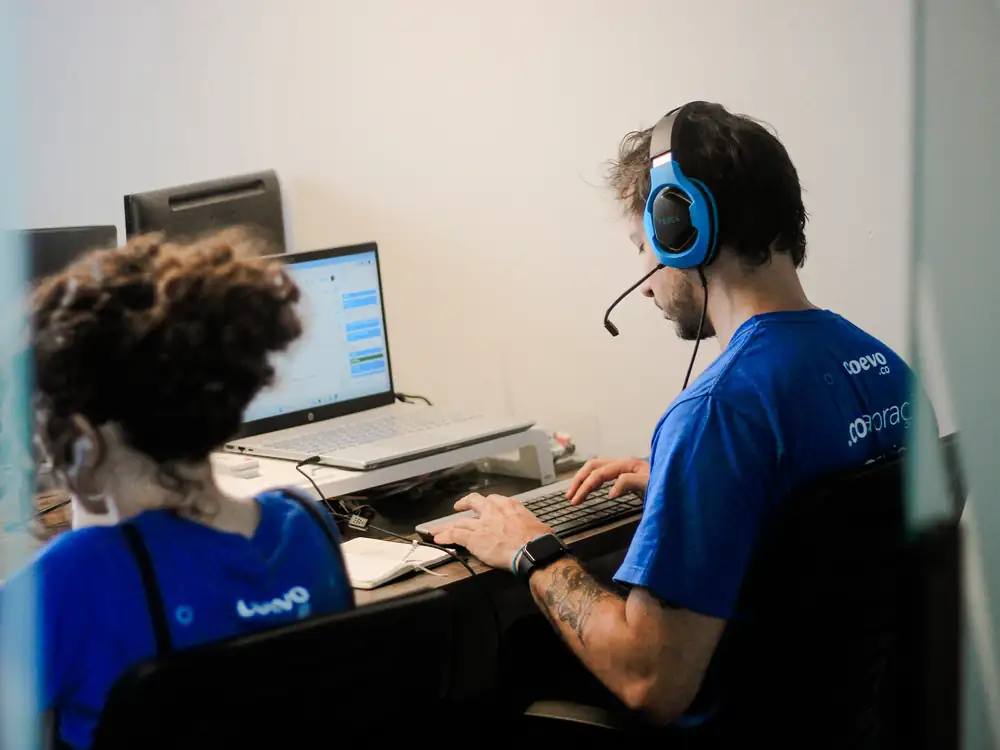 Equipe da Coevo trabalhando nas campanhas dos hotéis